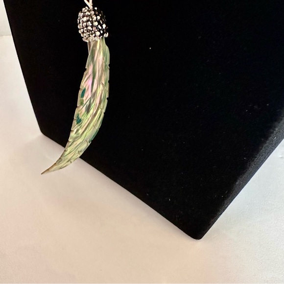 Elegant Silver Necklace with Iridescent Pendant - Picture 4 of 9